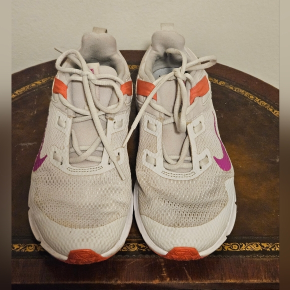 Nike Women's Legend Essential Vast Grey Fire Pink Size 6.5 CD0212 005 - Picture 2 of 10